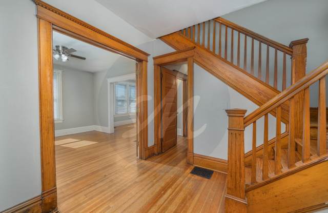 Charming Bungalow in Desirable OCC Gallery 3