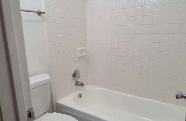 Beautiful One Bedroom Remodeled  Available Gallery 4