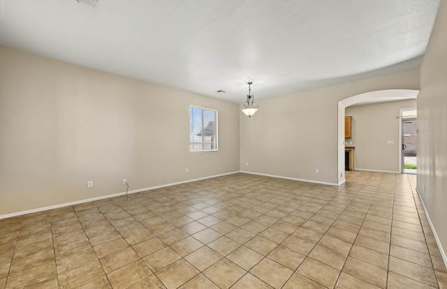 1033 East Nickleback Street Gallery 2
