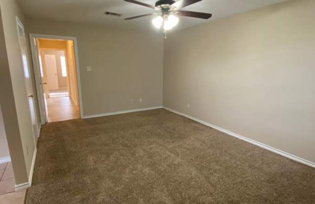 AUGUST 2027 PRE-LEASE Spacious & Affordable 3 Bedroom 2 Bathroom Duplex ON BUS ROUTE Gallery 4
