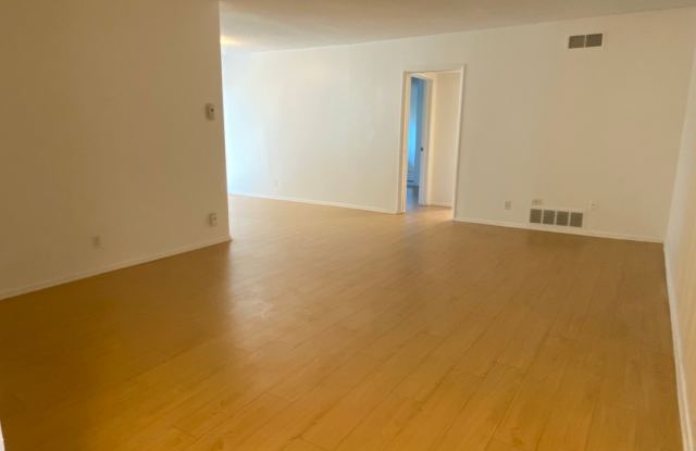 928 South Sherbourne Drive Gallery 4