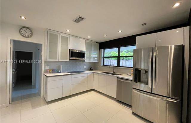 2115 Alamanda Dr # 2115, North Miami, FL 33181 Gallery 1
