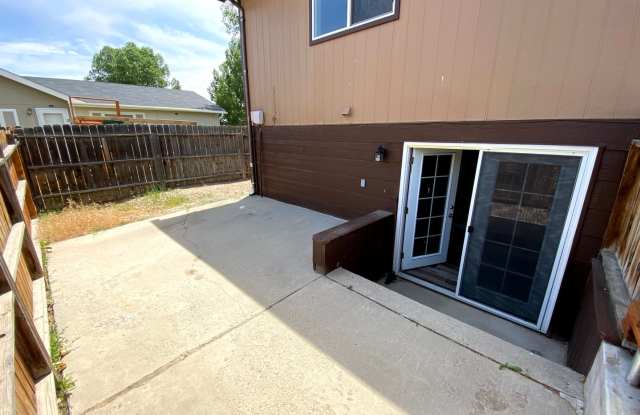 2 Bedroom 1.5 Bath Town Home W/ Many Amenities - 1010 Hillside Avenue, Riverton, WY 82501