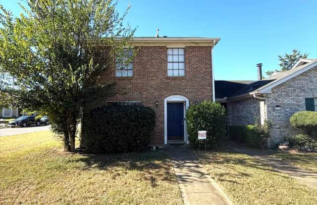 ** 3 bed 2.5 bath townhouse located by ACA ** Call our self showing number to schedule a tour 334-366-9198 - 515 Hollow Wood Road, Montgomery, AL 36109