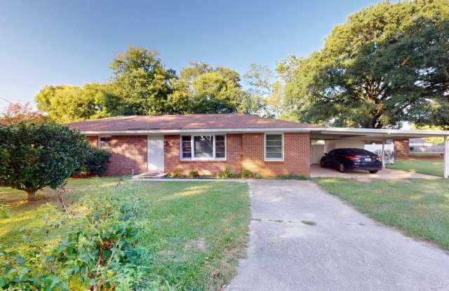 Large 3 bedroom, 1.5 bath located on a corner lot in Prattville. - 921 Loder Street, Prattville, AL 36067