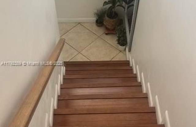 9980 NW 9th St Cir - 9980 Northwest 9th Street Circle, Fountainebleau, FL 33172