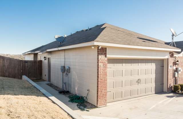Great 3 bed/2 bath Home Backing onto Holland Park Recreation Area/Trail!! Gallery 3