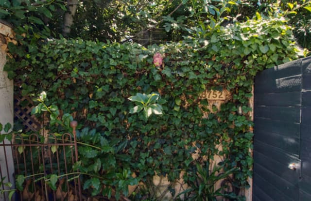 8752 W ASHCROFT Upper Unit - 8752 Ashcroft Ave, West Hollywood, CA 90048