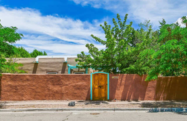 Beautiful Southside Adobe on Vuelta Colorada photos photos