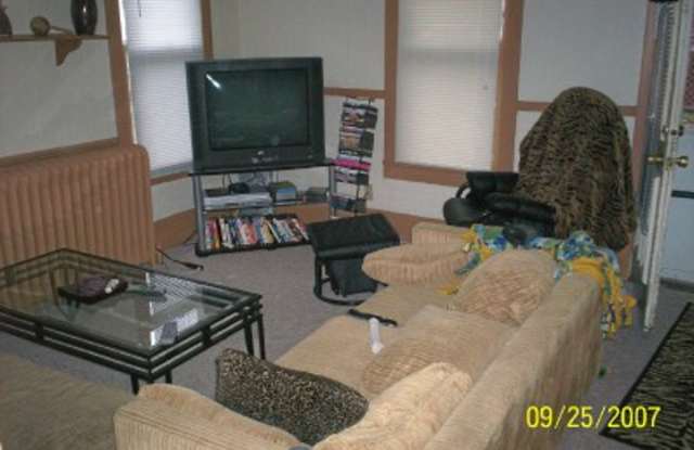 Spacious 3-Bedroom House with Parking & Private Yard - Available 8/15/2027 Gallery 4