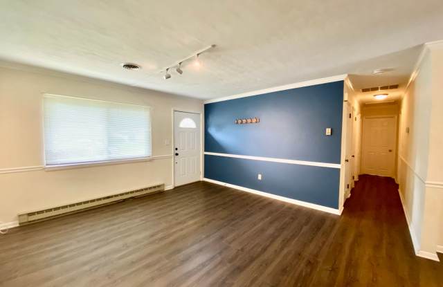 Ranch Home Blocks from Chic's Beach! Ready 12-04-26! Attached & Detached Garage/Workshop - Fenced Yard - Pet Friendly! Gallery 4