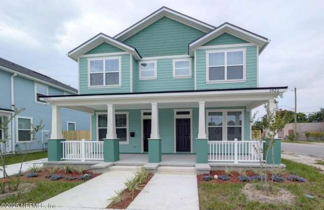 262 18TH Street W unit: 2 photos photos