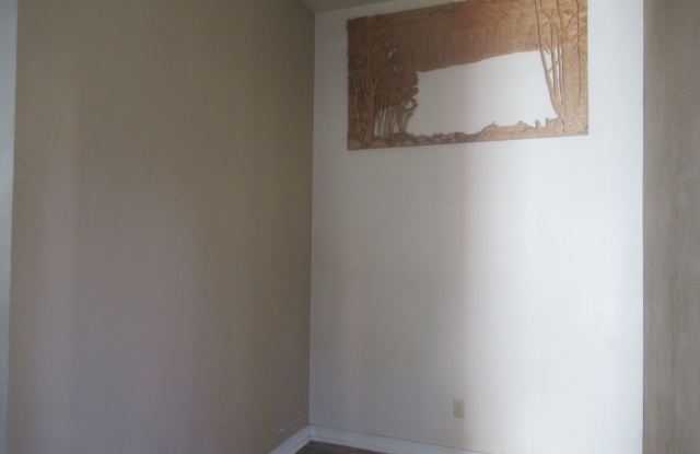 Spacious 1 bedroom, .75 bathroom MIL apartment ALL UTILITIES INCLUDED Gallery 4