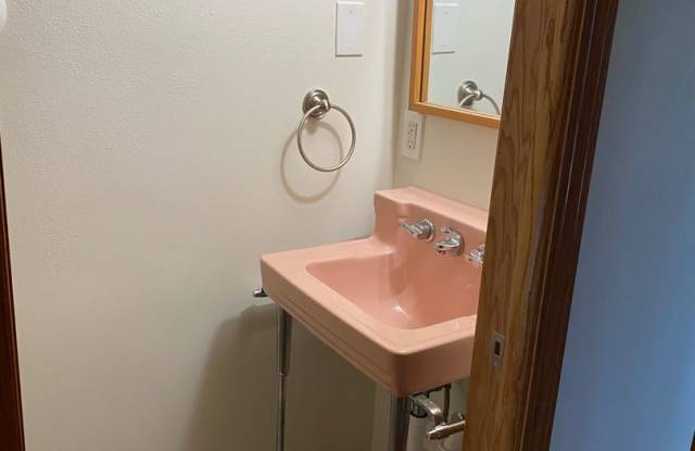 Large 6 Bedroom close to Hamline University - June 2026! - 1701 Hubbard Avenue, St. Paul, MN 55104