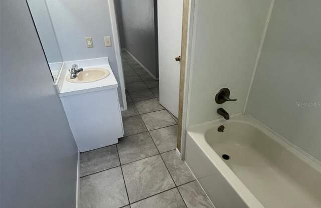 2463 AVENUE C SW Gallery 3