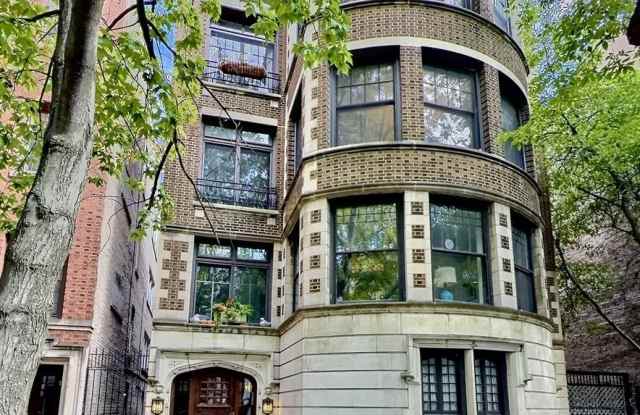 2921 N Pine Grove Avenue unit: 1 - 2921 North Pine Grove Avenue, Chicago, IL 60657