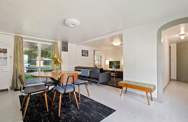 Adorable North End Cottage _ NOT Fully Furnished Gallery 3