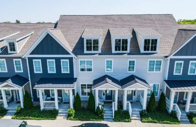 Beautiful 2/2.5 townhome w/ garage near downtown Franklin! Gallery 1