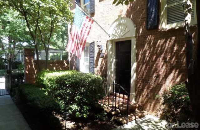 530 N Poplar Street Gallery 1