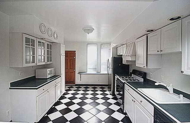 Simply Perfect Canton 2bd/2ba Rowhome w/ Parking! Available 5/11 - 813 South Potomac Street, Baltimore, MD 21224