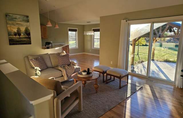 1364 Saffron Circle Gallery 1