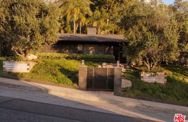 1744 N Doheny Dr Gallery 4