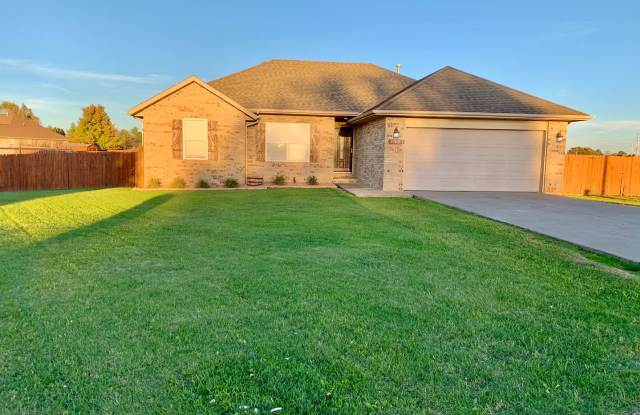 Beautiful very spacious 3 bedroom 2 bath home in Rogersville with a lake view! This is a must see! Too much beauty to caption! Gallery 1