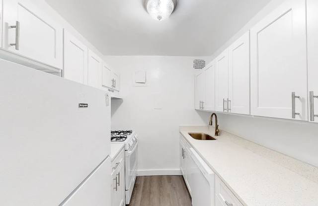 300 E 71st St Apt 12B - 300 East 71st Street, New York City, NY 10021