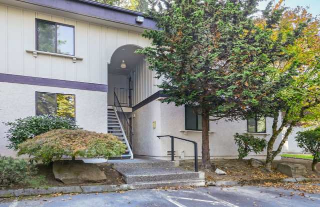 Spacious 3 Bed 2 Bath Kirkland Condo w/ Community Pool and Sauna! Gallery 1