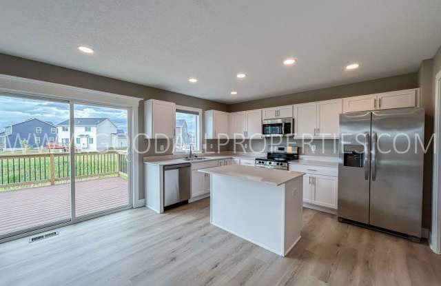 Spring Move-In Special: Spacious 5-Bedroom Home with Finished Basement in the Waukee School District! Gallery 3