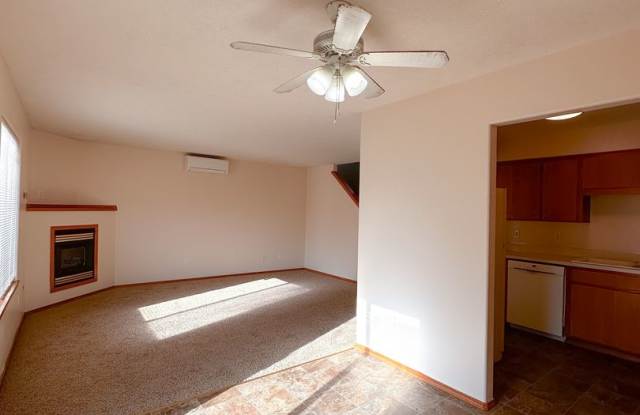 Spacious 2-Bedroom Duplex in Desirable Neighborhood photos photos