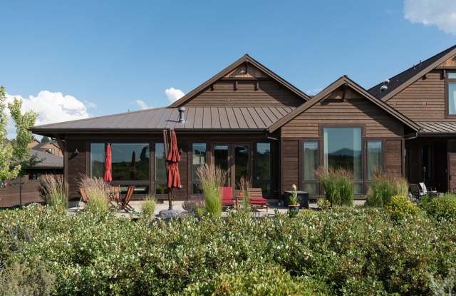 Tetherow!! Amazing Townhome that is fully furnished, one level and private! - 61347 Triple Knot Road, Tetherow, OR 97702