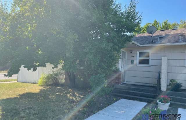 Charming 2 Bedroom/1 Bath duplex with small fenced yard photos photos