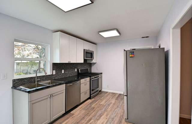 571 West Merriweather Street Gallery 4