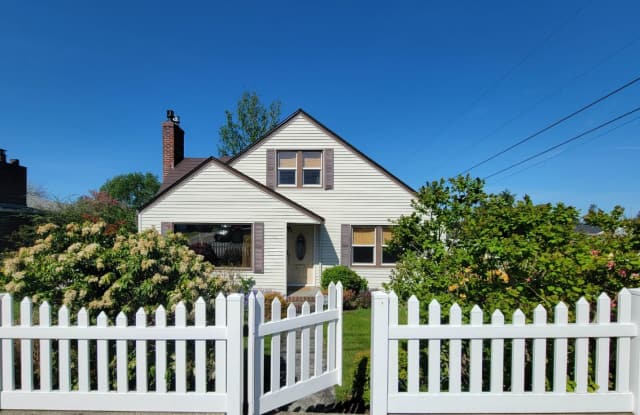 Gorgeous 3 bedroom home in Manette - close to PSNS, ferries, schools and dining photos photos