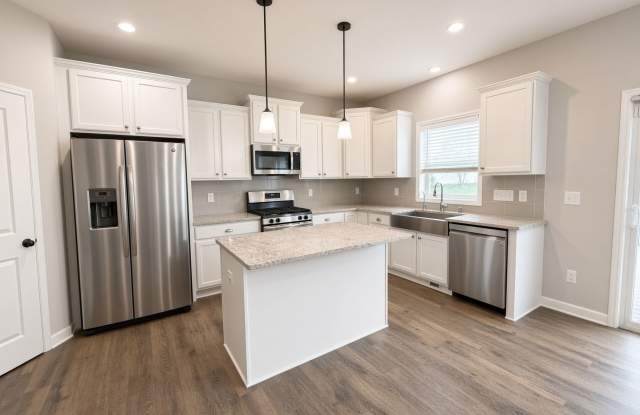 Spacious 5Bed 3.5Bath Home in Shakopee!  Finished Basement! Gallery 3