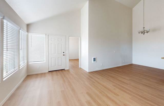 3 Bed Condo | End Unit | Gated community Gallery 4