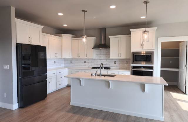Massive 5 Bed Richland Home With 3-Car Garage! photos photos