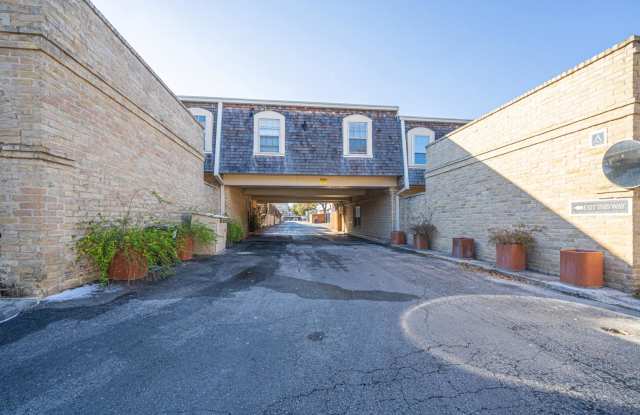 2/1 Alamo Heights Condo ~ Freshly Remodeled ~ AHISD photos photos