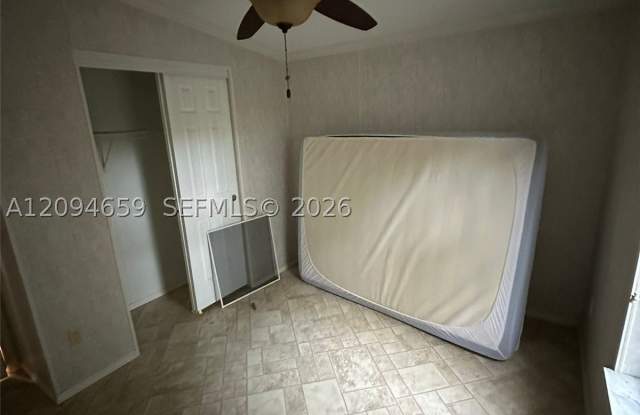 21631 NW 8th Ct Gallery 4