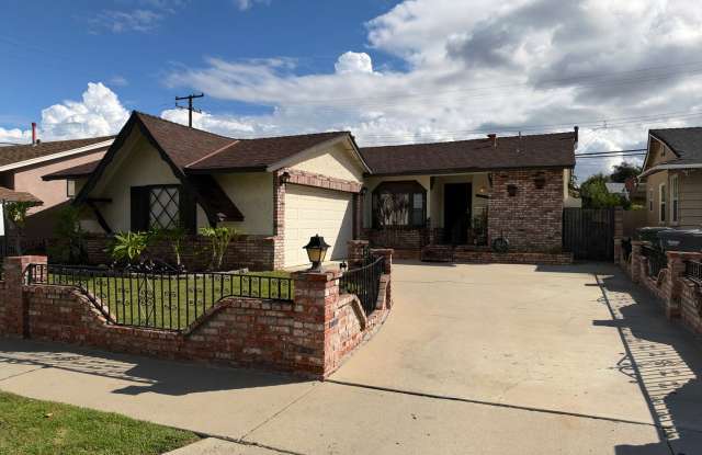 Three bedroom home in East Lakewood now ready to rent! Gallery 1