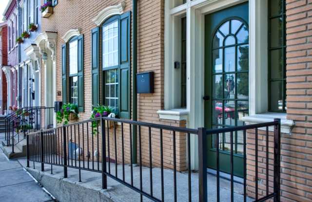 513 Locust Street Gallery 2