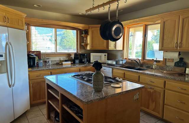 Fully Furnished Lake View Home Gallery 4