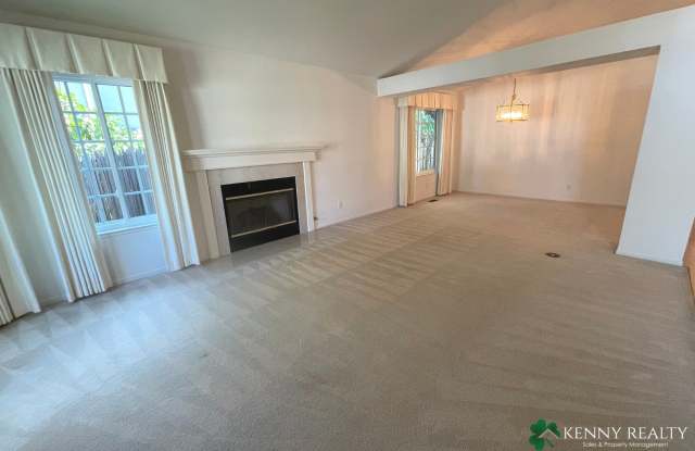 Stunning 3 Bedroom, 2 Bathroom Home in San Carlos Gallery 3