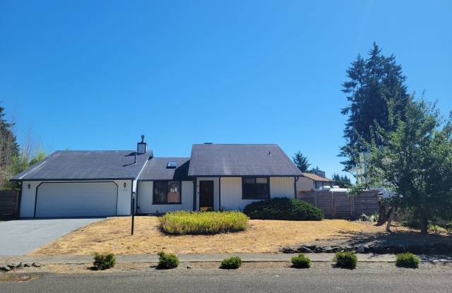 ✨ Spacious 3-Bedroom Rambler with Vaulted Ceilings  Large Yard ✨ photos photos