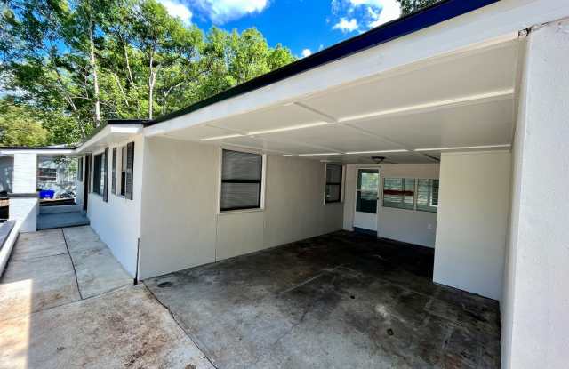 Renovated 3/1 w/carport and detached garage Gallery 3