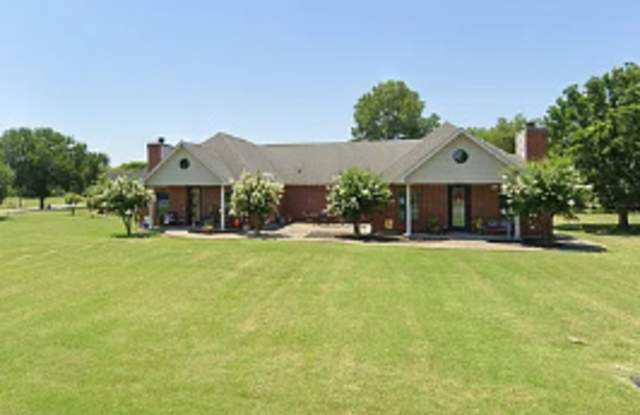 801 W Russell Ave - 801 West Russell Avenue, Bonham, TX 75418