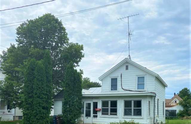 5 bedroom single family home in great Village of West Salem neighborhood! Huge yard and off-street parking photos photos