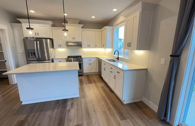 GORGEOUS CUSTOMIZED HOME - ALL THE DETAILS HERE!! 4bd/2.5ba + Bonus Rooms Excellent Location!! - 1001 Keystone Loop Northeast, Keizer, OR 97303