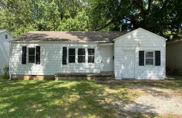 Updated 3 bed/1 bath, 1000 sqft home! 1413 E Locust St in Springfield MO. photos photos